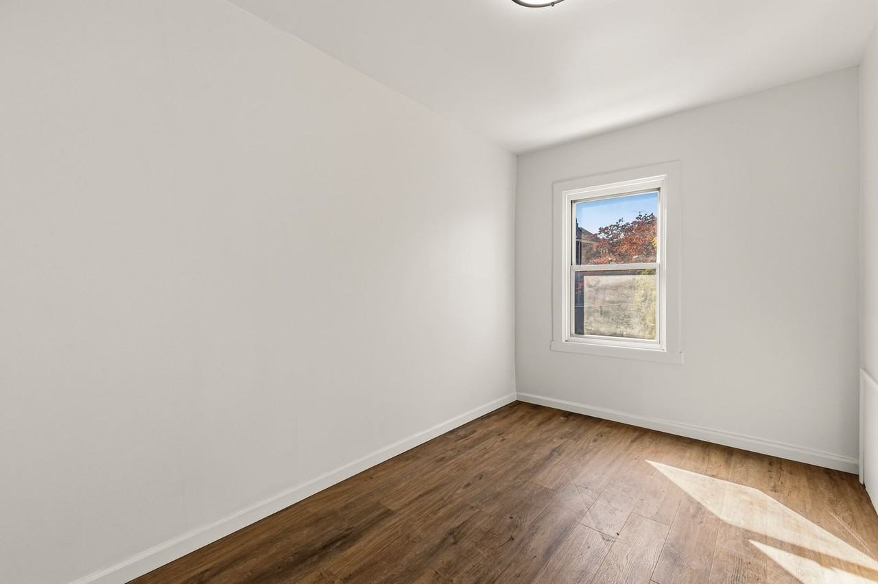 220 42nd St - Photo 7 of 18