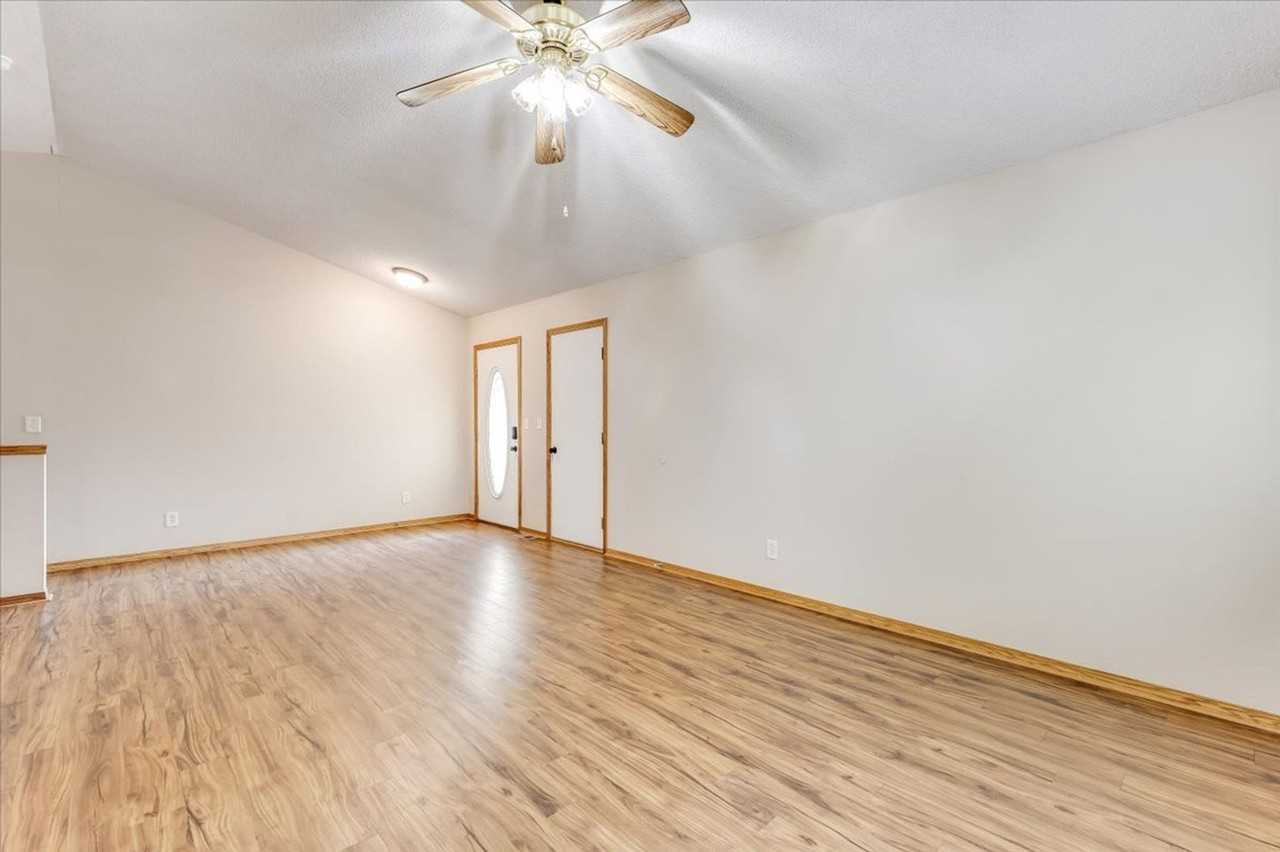 121 N Florence St - Photo 4 of 15
