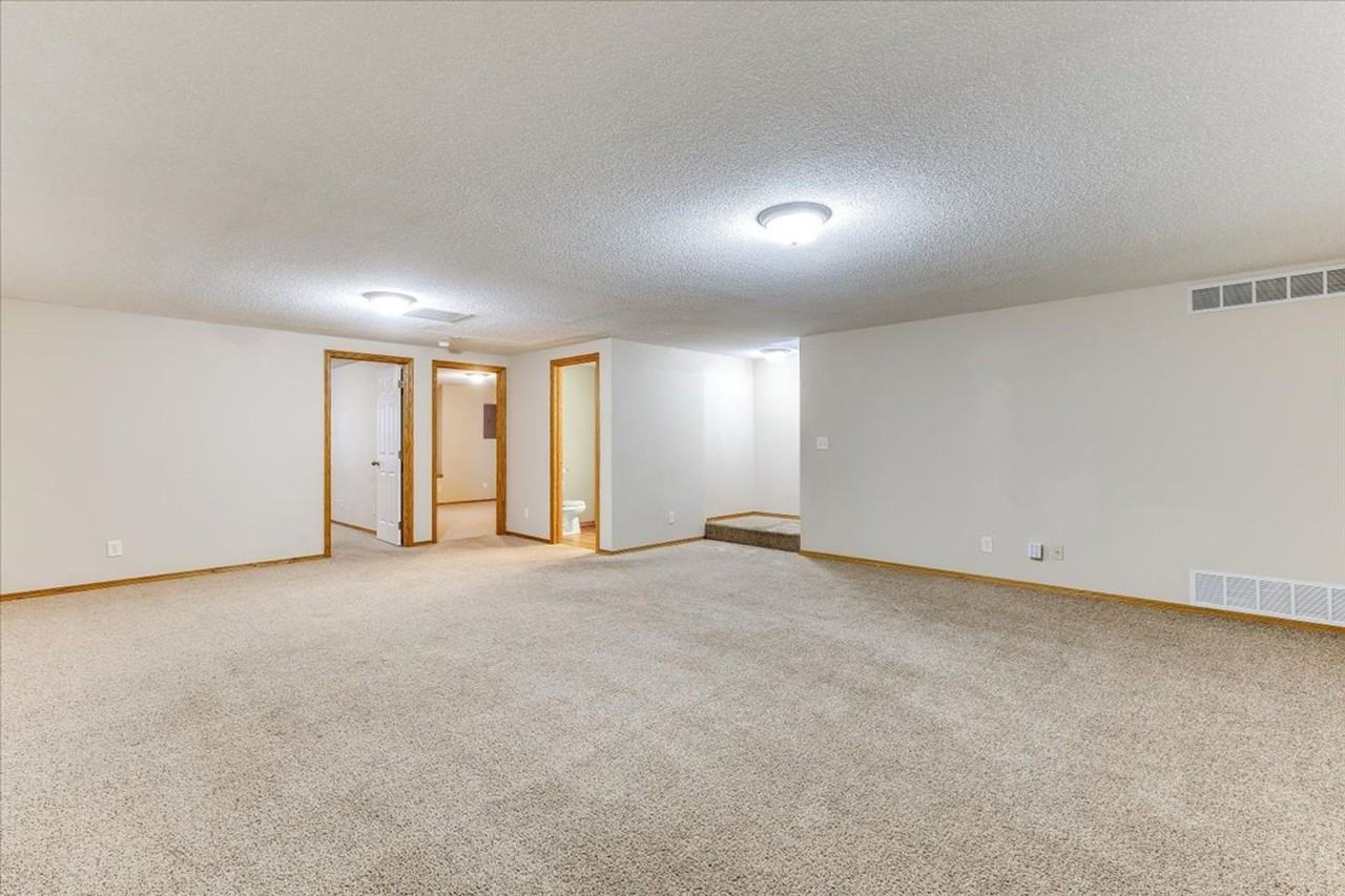 121 N Florence St - Photo 7 of 15
