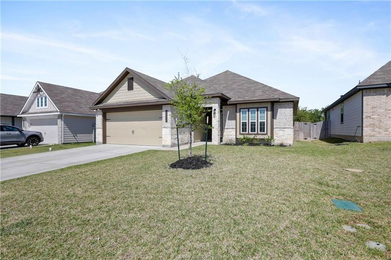 1320 Kingsgate Dr - Photo 2 of 20