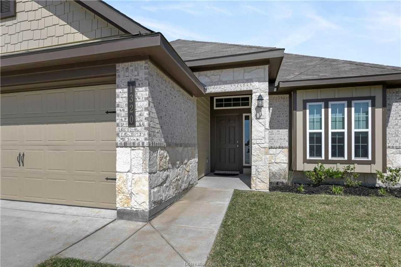 1320 Kingsgate Dr - Photo 3 of 20