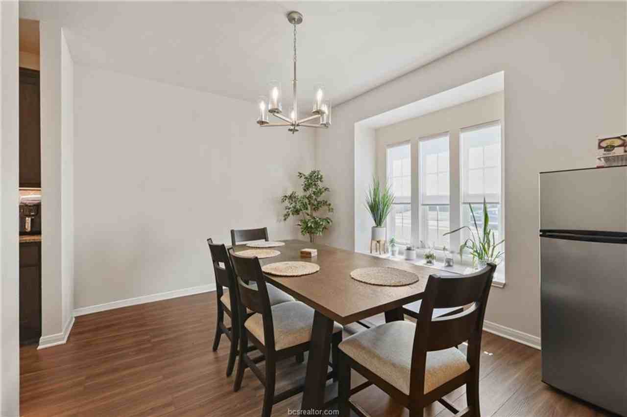 1320 Kingsgate Dr - Photo 4 of 20