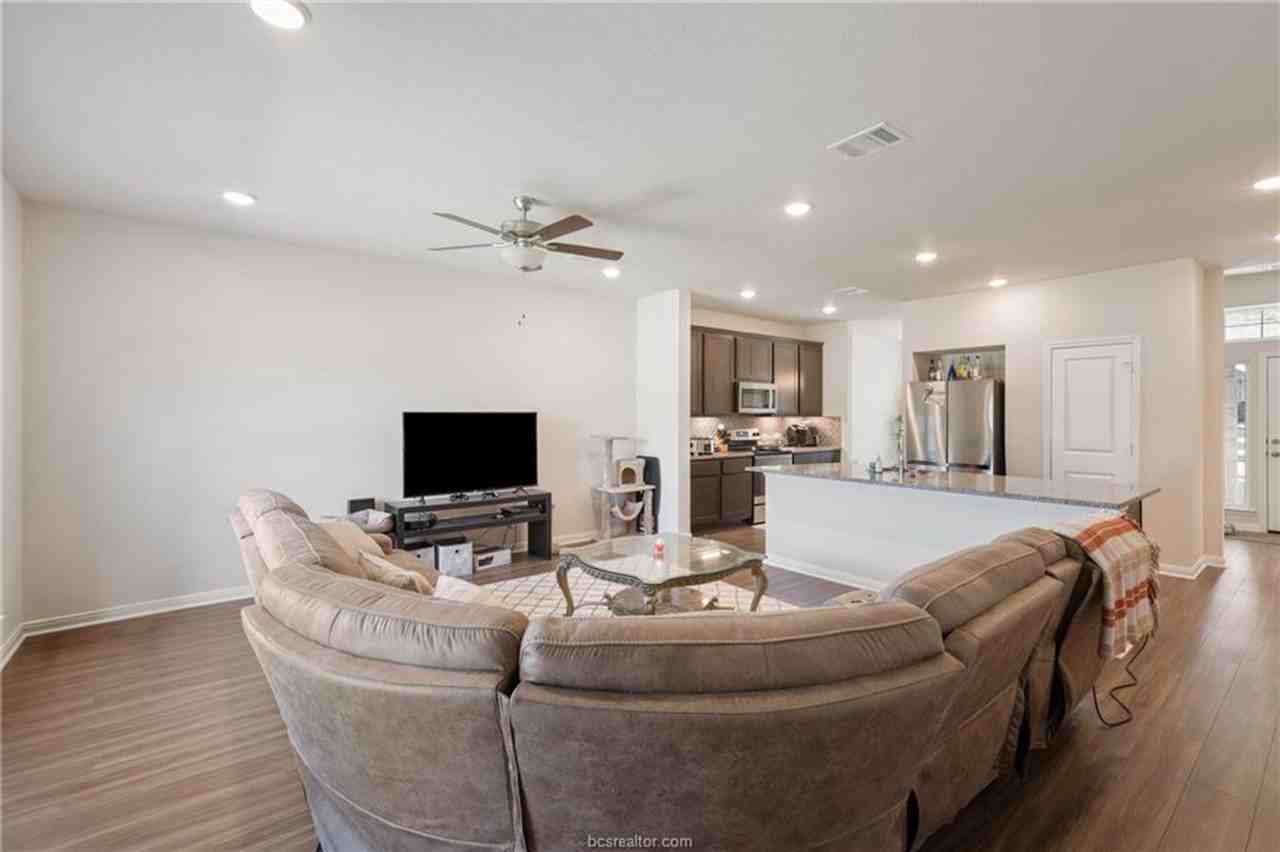 1320 Kingsgate Dr - Photo 5 of 20