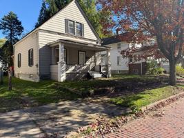 featured image of 999 Collinwood Ave