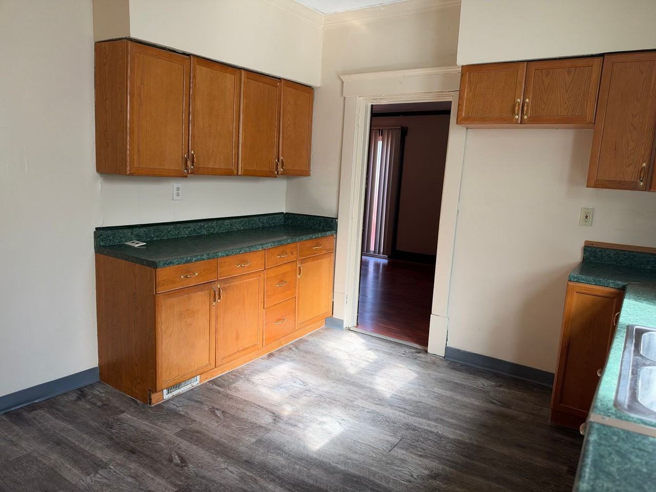999 Collinwood Ave - Photo 2 of 9