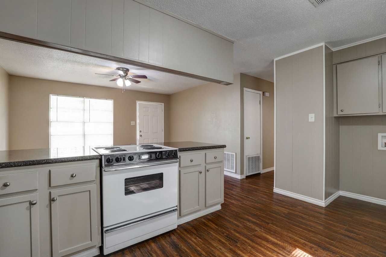 713 Hillview St - Photo 3 of 10