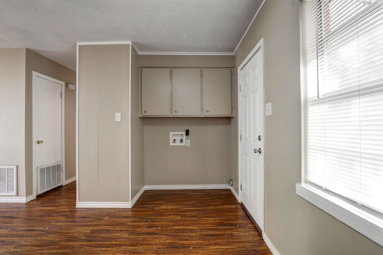 713 Hillview St - Photo 4 of 10