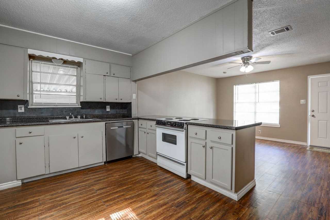 713 Hillview St - Photo 5 of 10