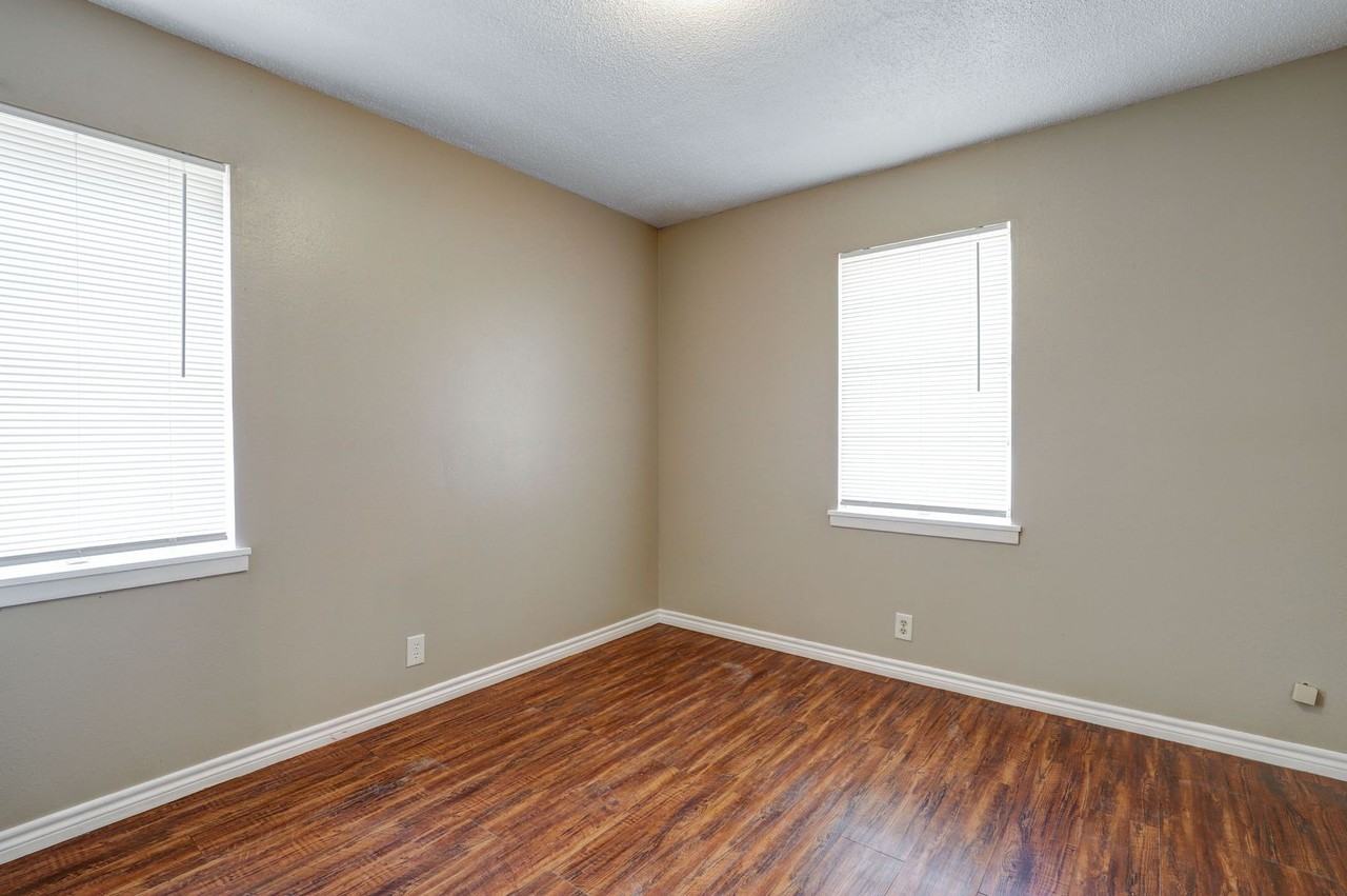 713 Hillview St - Photo 6 of 10