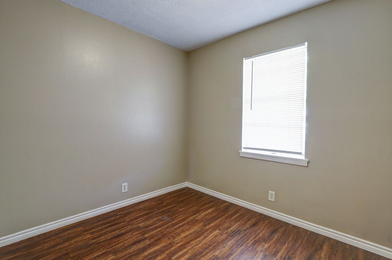 713 Hillview St - Photo 7 of 10