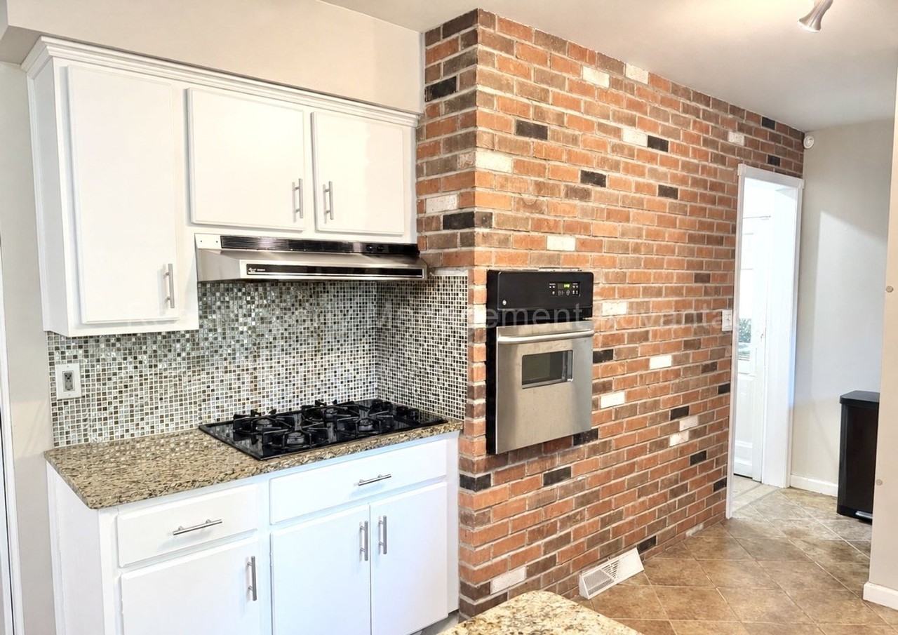21020 Robinwood St - Photo 5 of 16