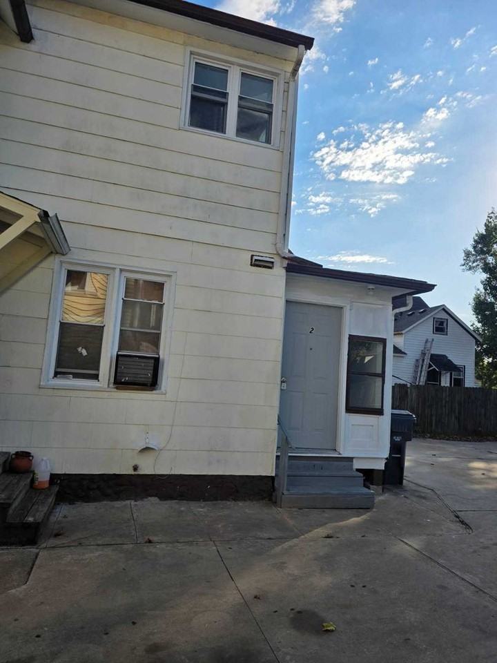 930 Cottage Ave - Photo 2 of 9