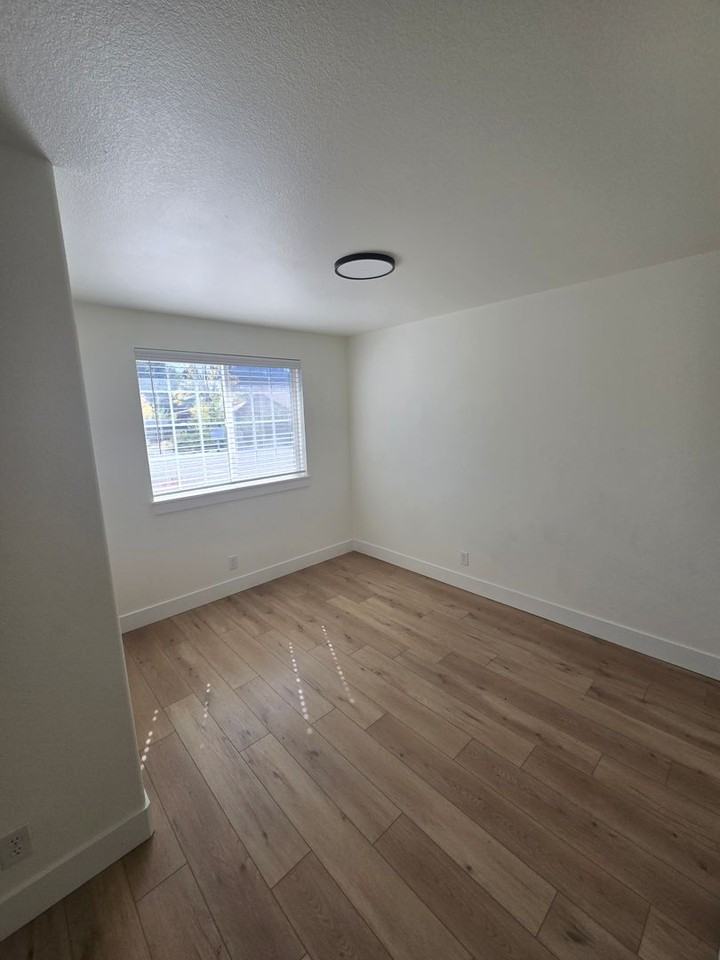 1715 Sw Metolius Ave - Photo 3 of 10