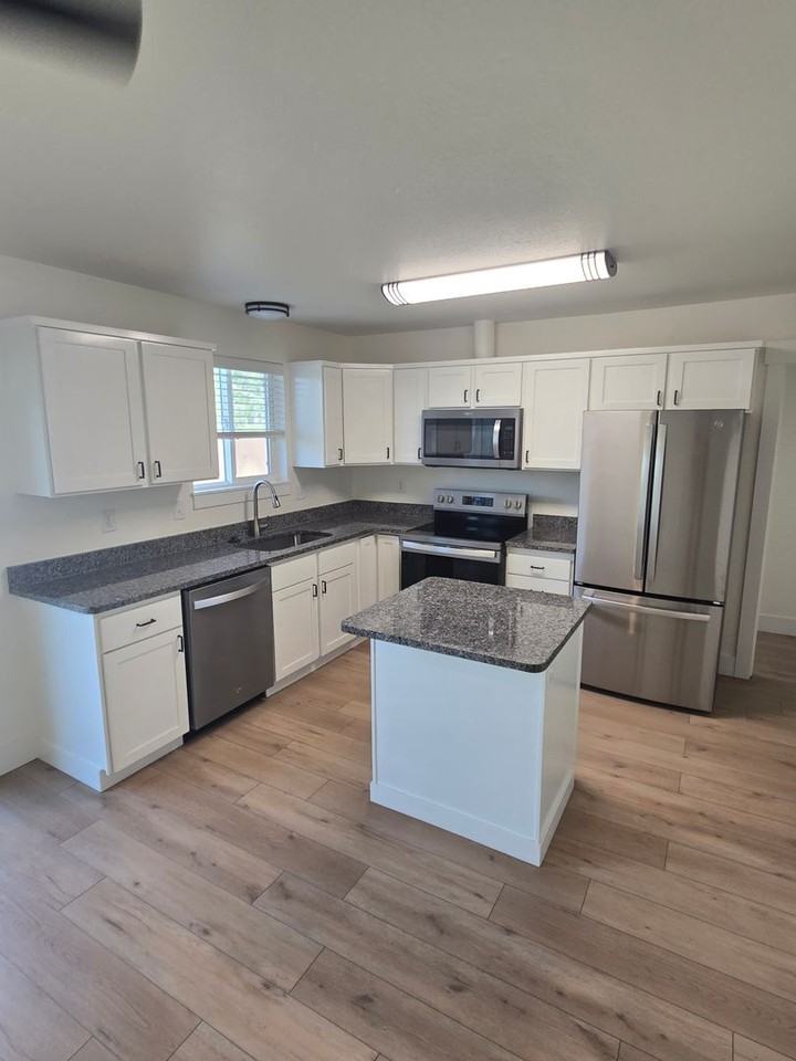 1715 Sw Metolius Ave - Photo 4 of 10