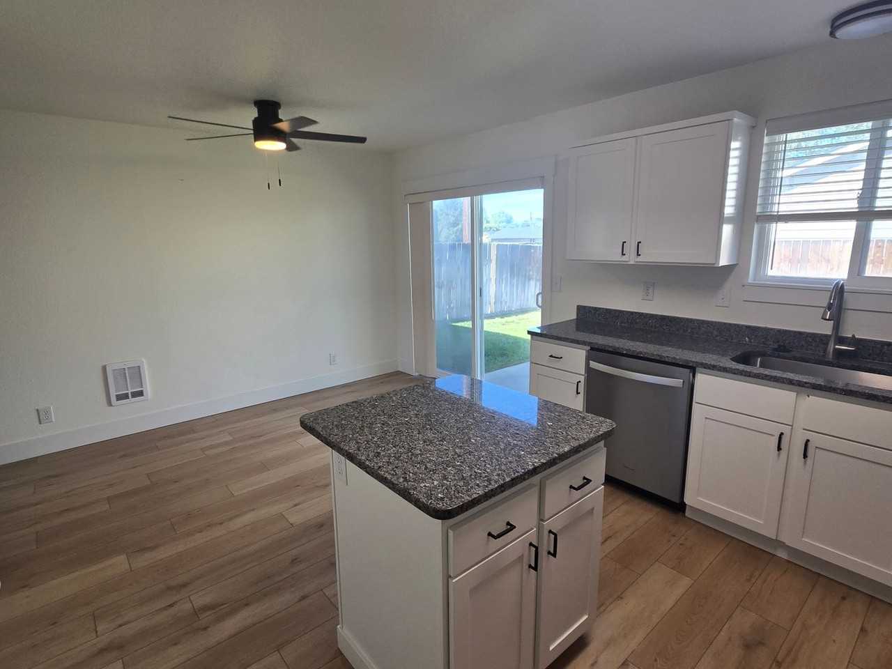 1715 Sw Metolius Ave - Photo 6 of 10