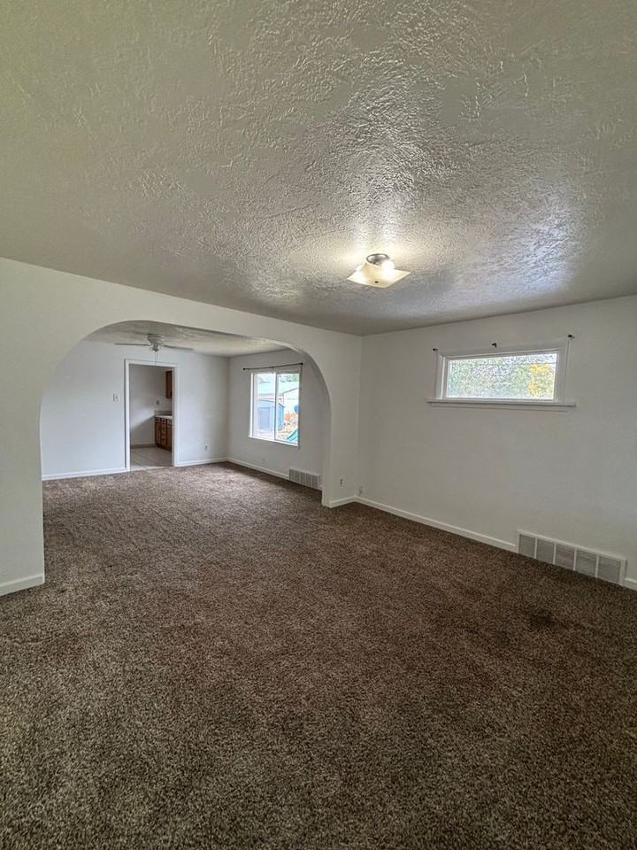 3990 Hawthorne Rd - Photo 3 of 14