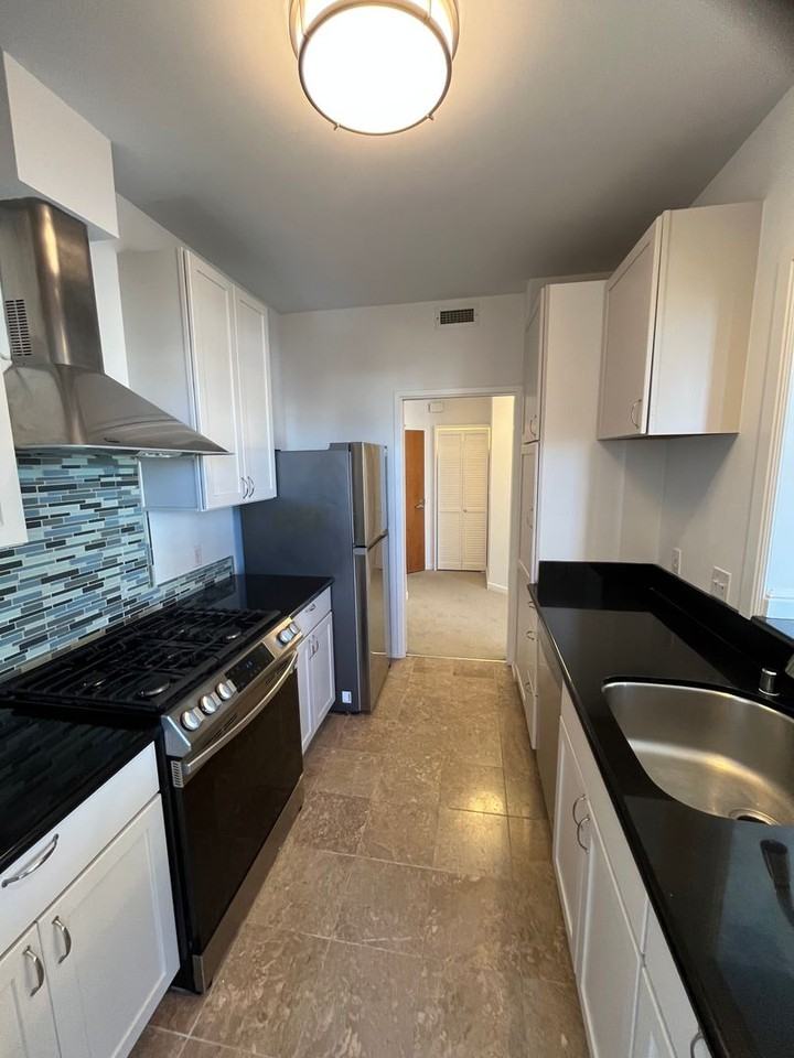 1591 Jackson St #12 - Photo 3 of 9