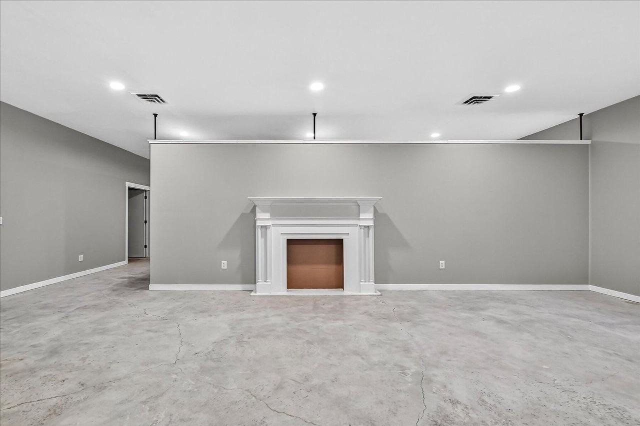 206 N Main St - Photo 2 of 32