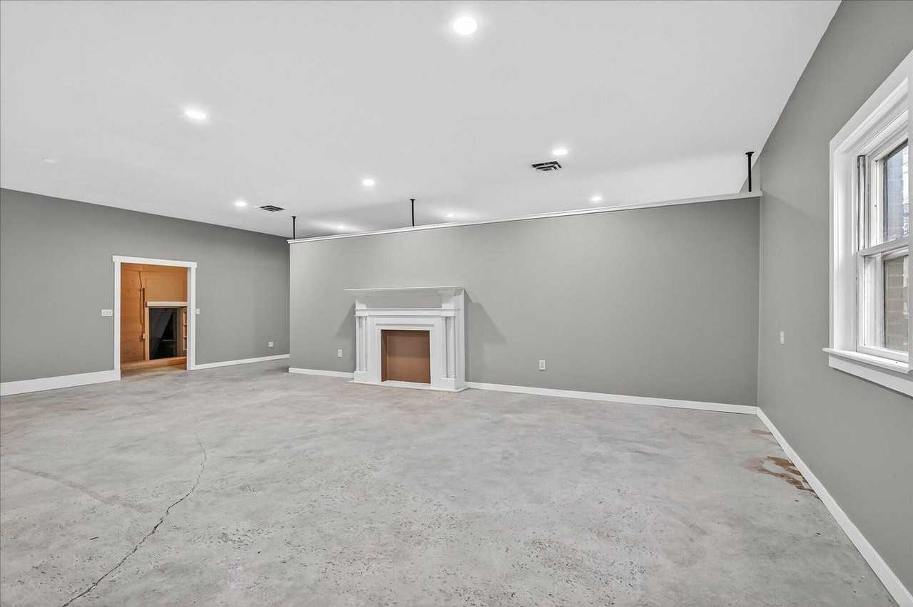 206 N Main St - Photo 4 of 32