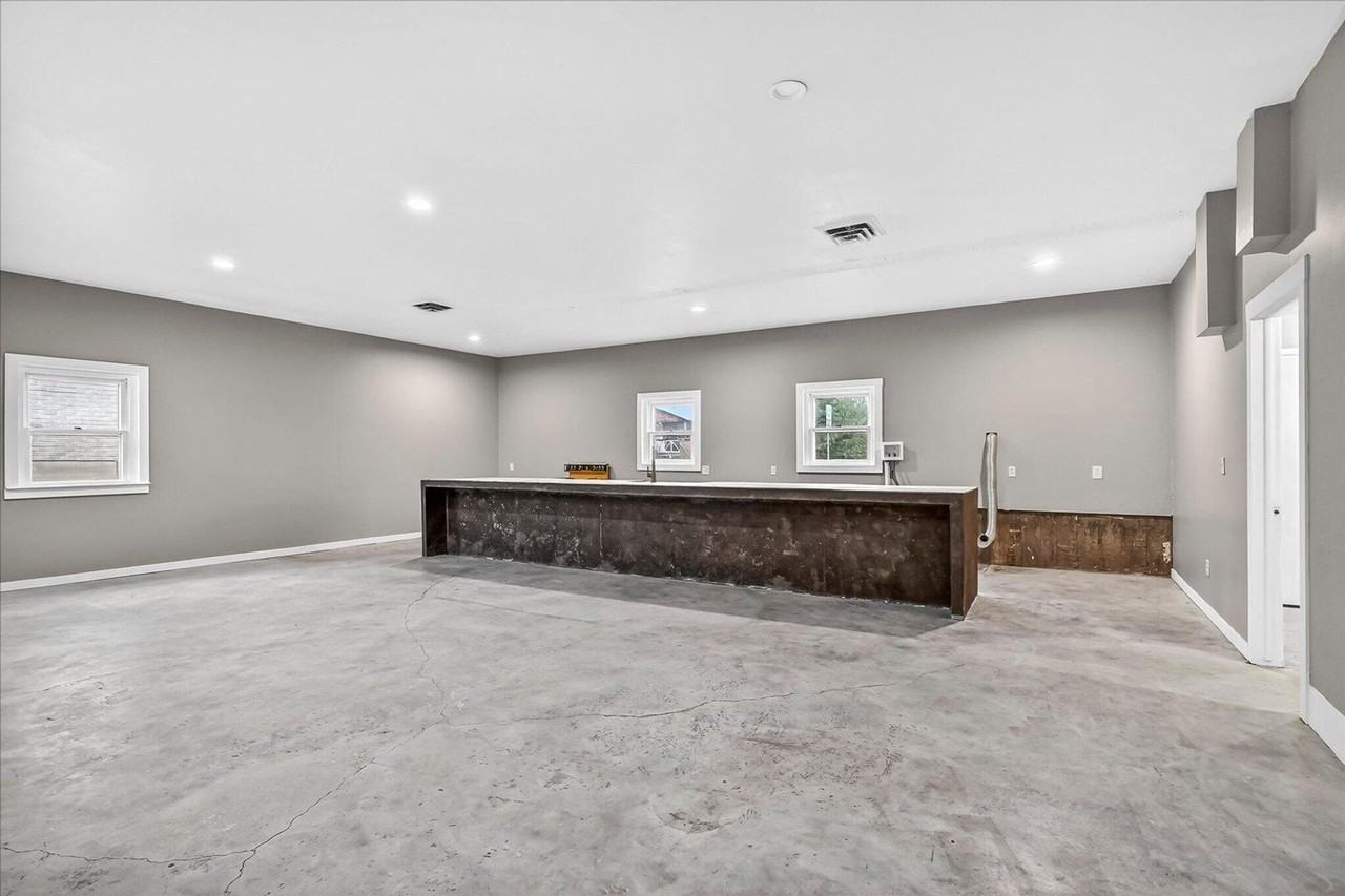 206 N Main St - Photo 5 of 32