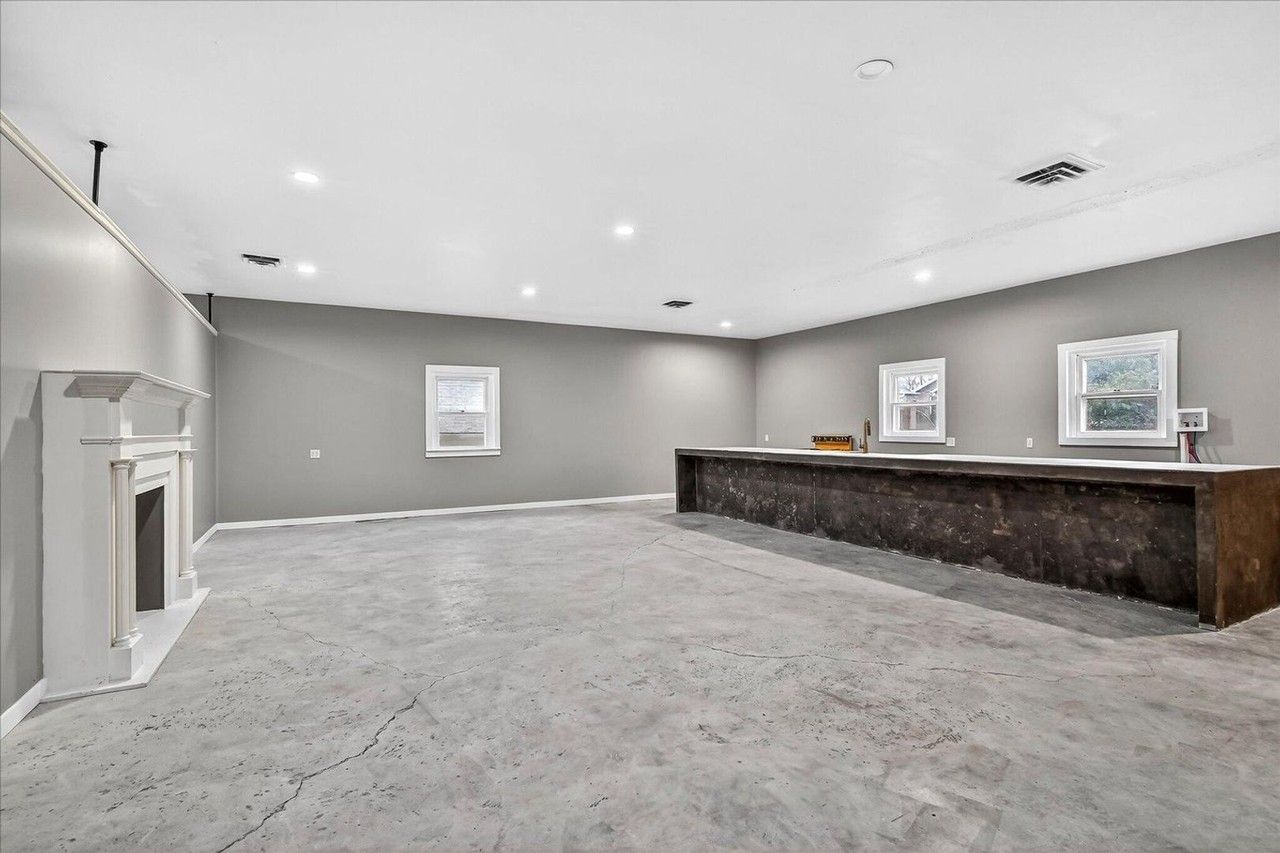 206 N Main St - Photo 7 of 32