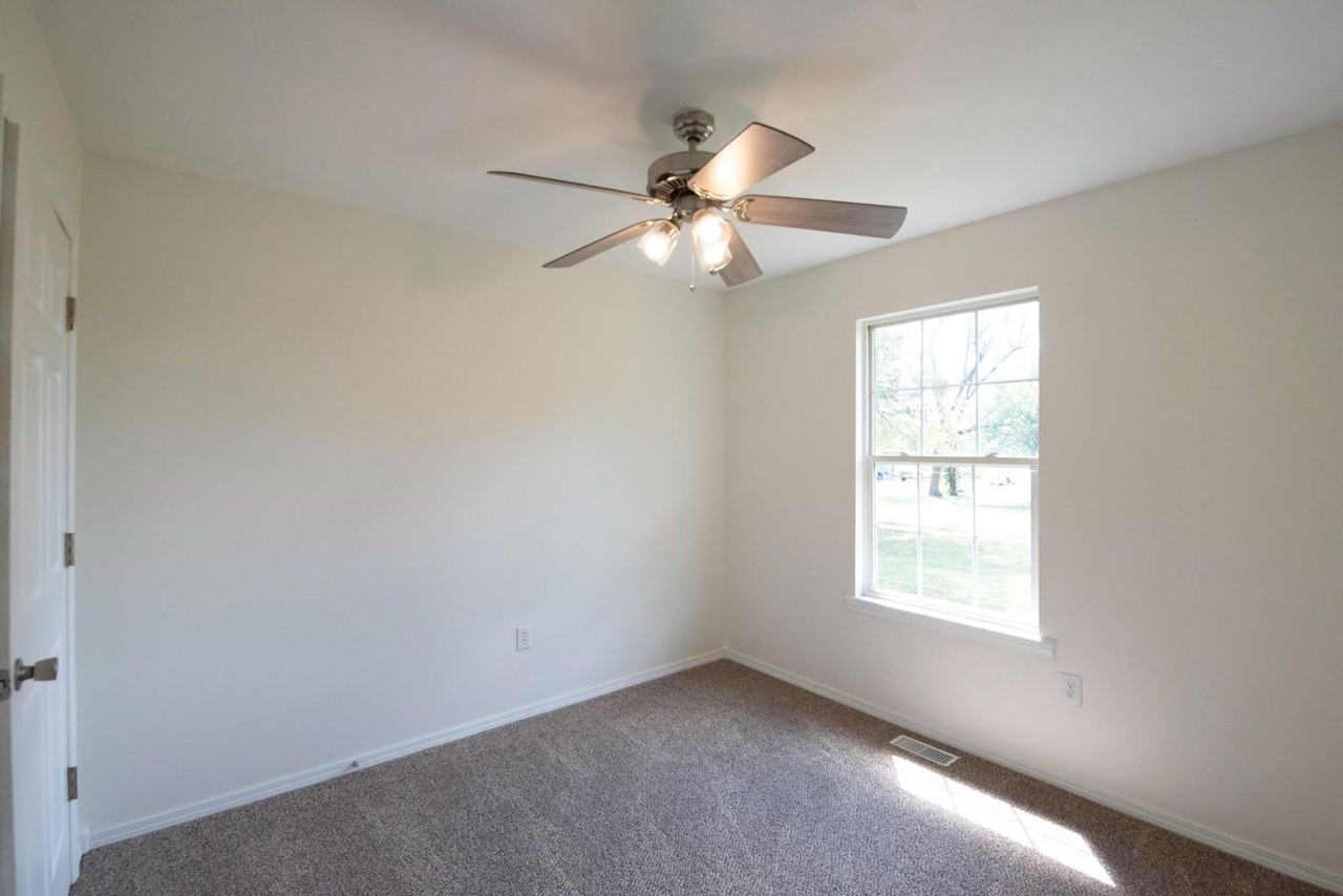 2916 W Chestnut St - Photo 6 of 9
