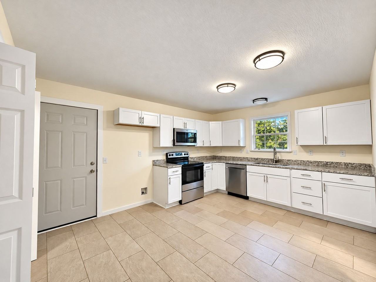 2914 W Chestnut St - Photo 3 of 10
