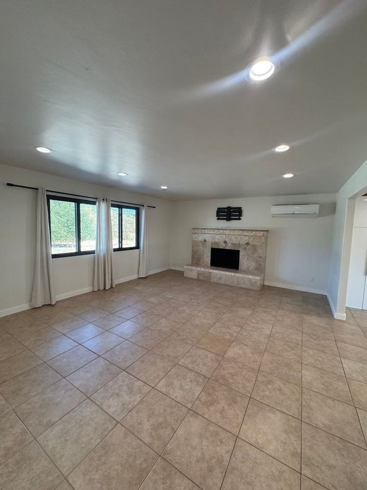 23103 Winding Way - Photo 4 of 22