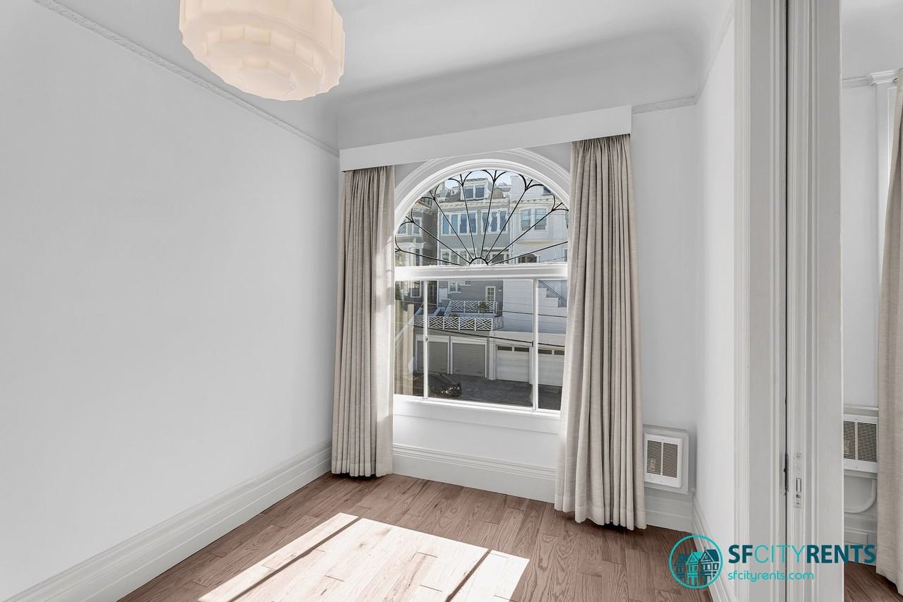 2266 Green St #1 - Photo 4 of 17