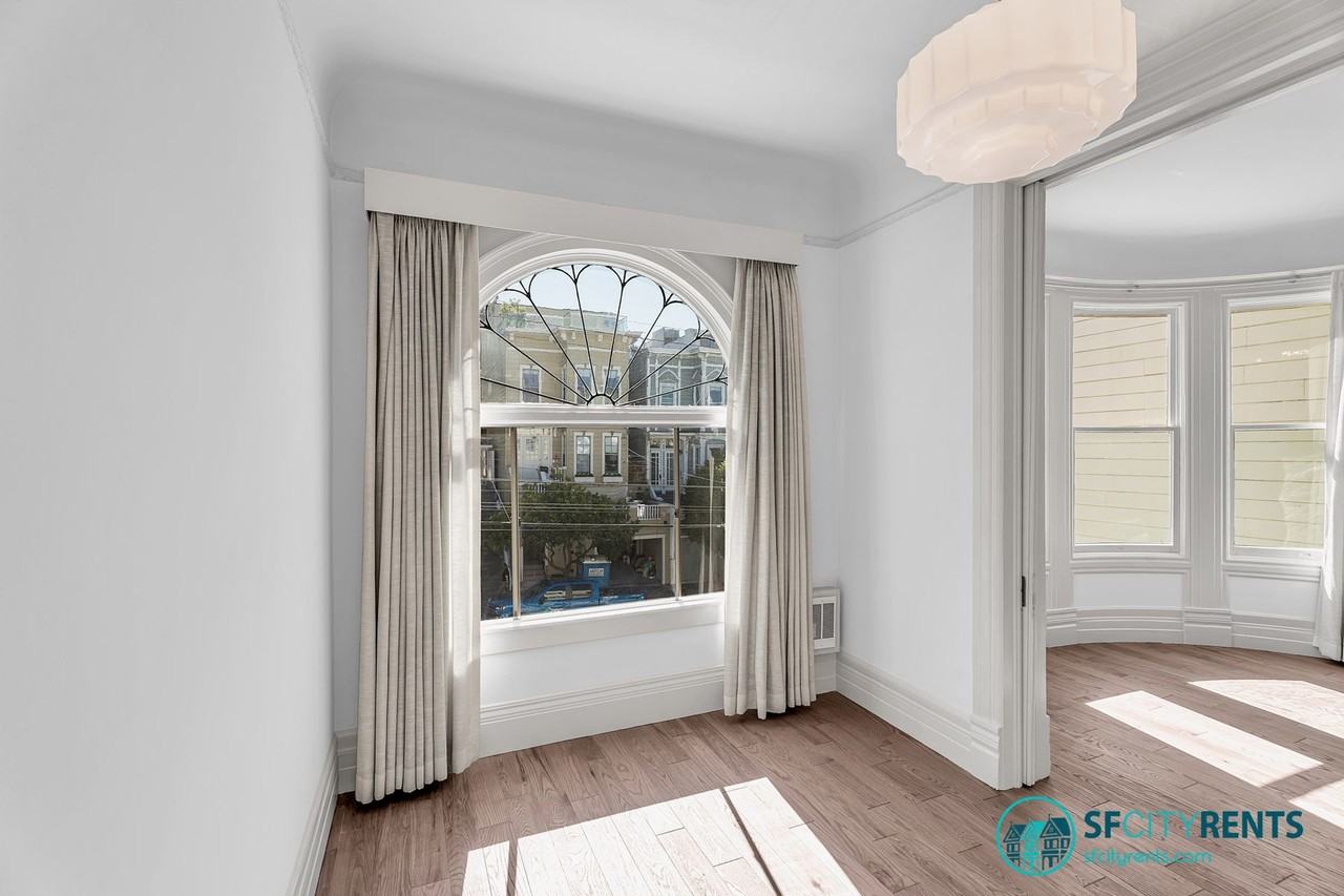 2266 Green St #1 - Photo 5 of 17