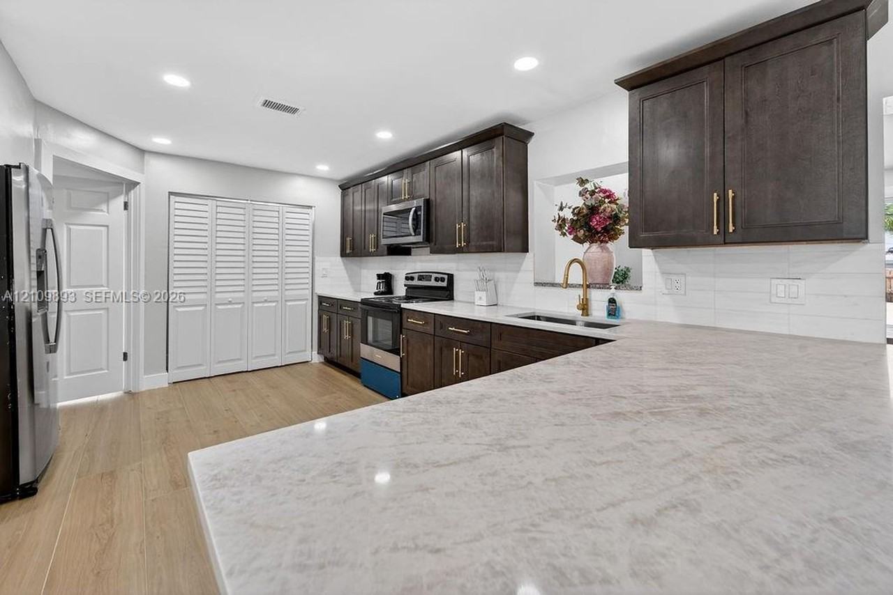 712 Tradewind Dr - Photo 2 of 11
