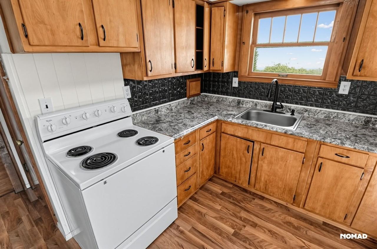 1208 Circle Dr - Photo 3 of 32