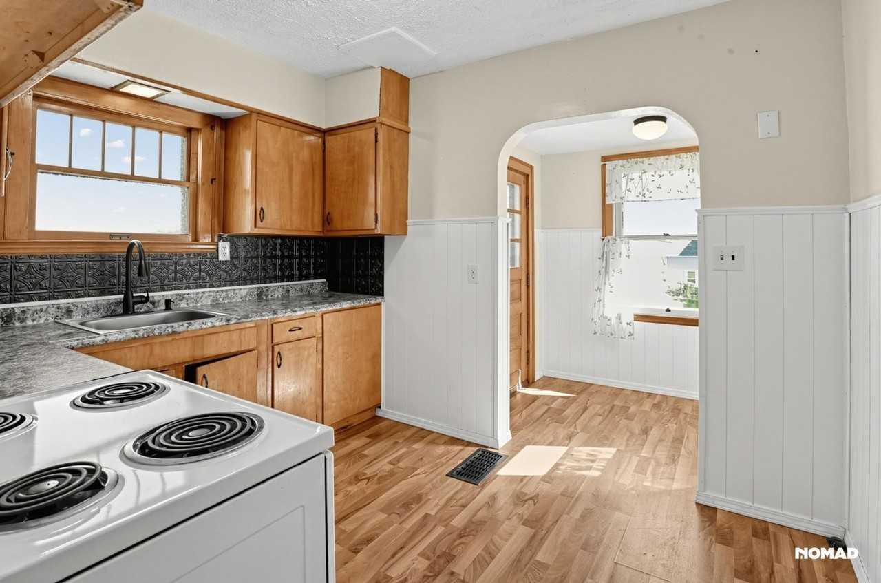 1208 Circle Dr - Photo 6 of 32