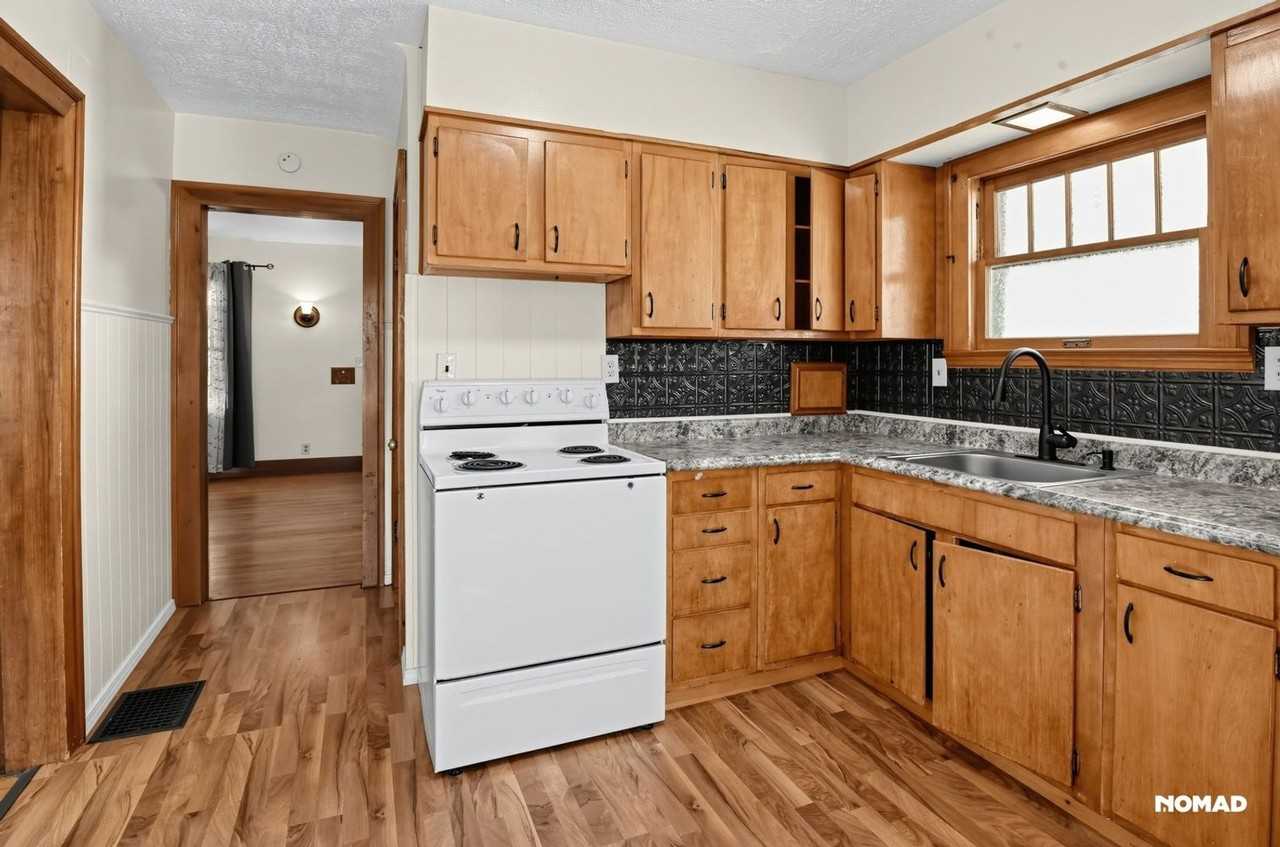 1208 Circle Dr - Photo 5 of 32