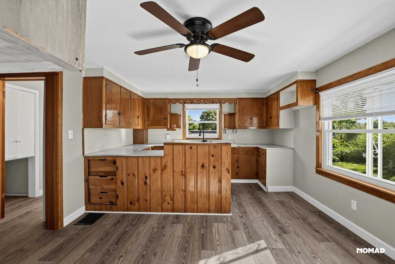1355 Emery Ave - Photo 6 of 33
