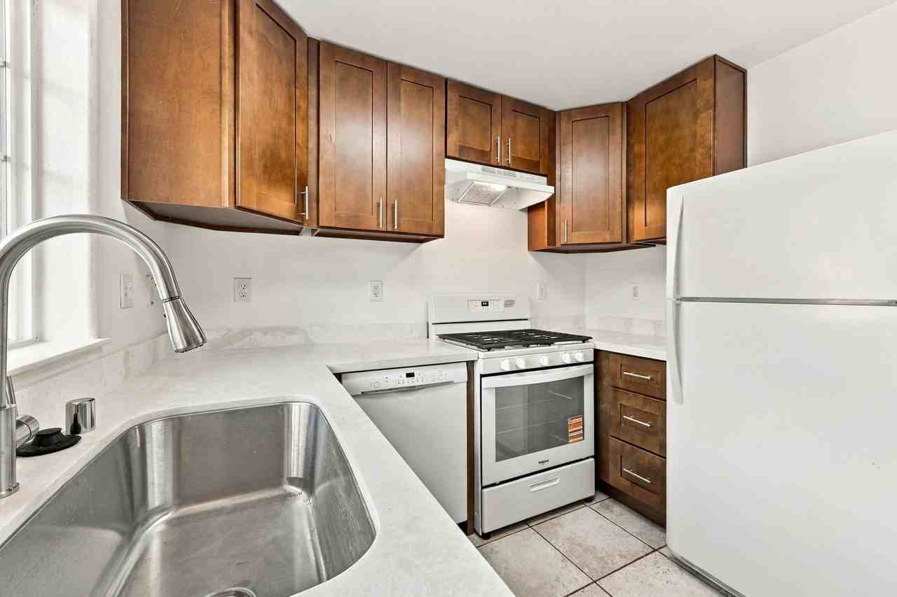 2353 Northcoast St - Photo 3 of 39