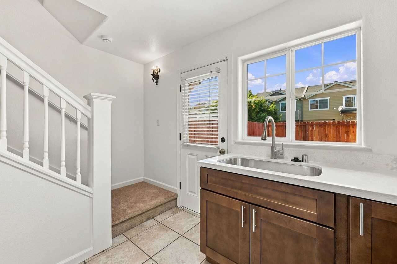2353 Northcoast St - Photo 4 of 39