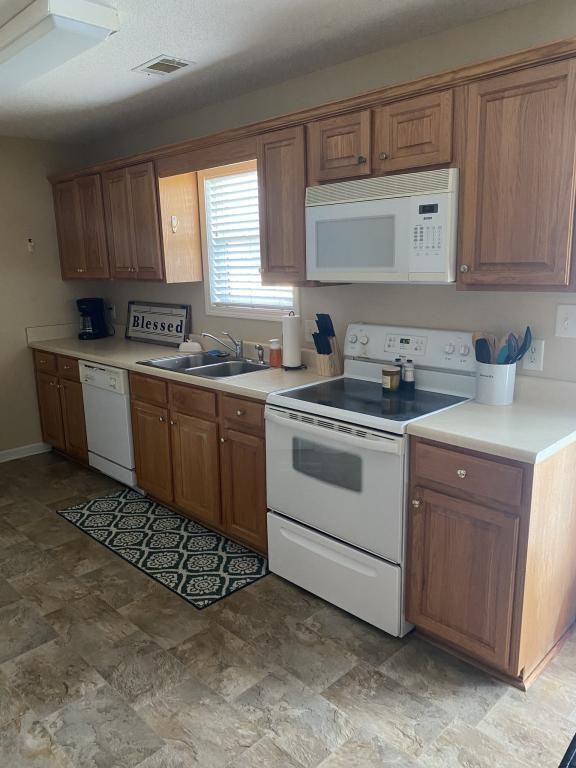 107 Sark Dr - Photo 2 of 3