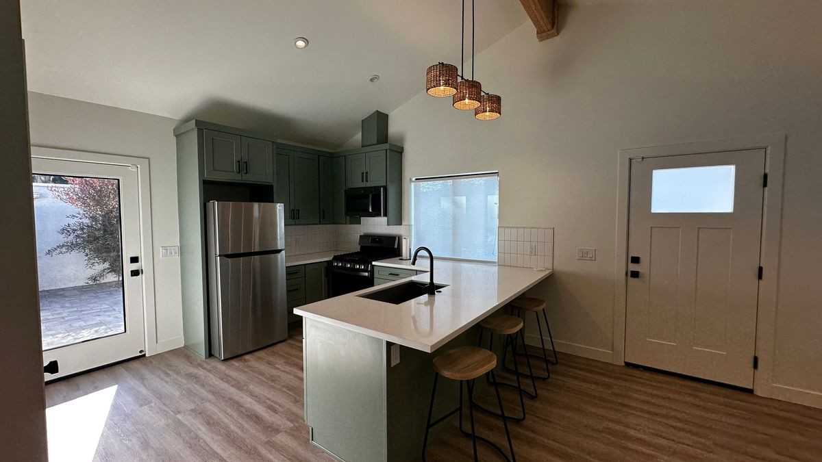 1540 Cameron St - Photo 3 of 14