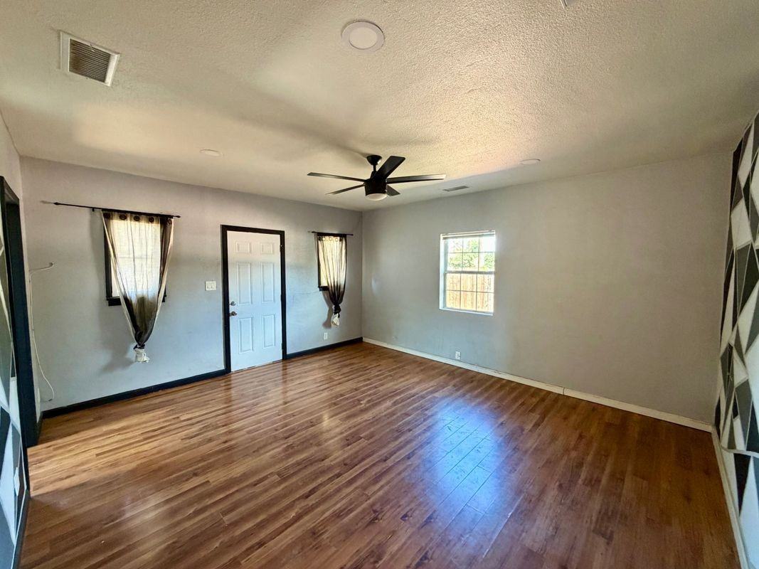 4264 Victoria Ave - Photo 2 of 20