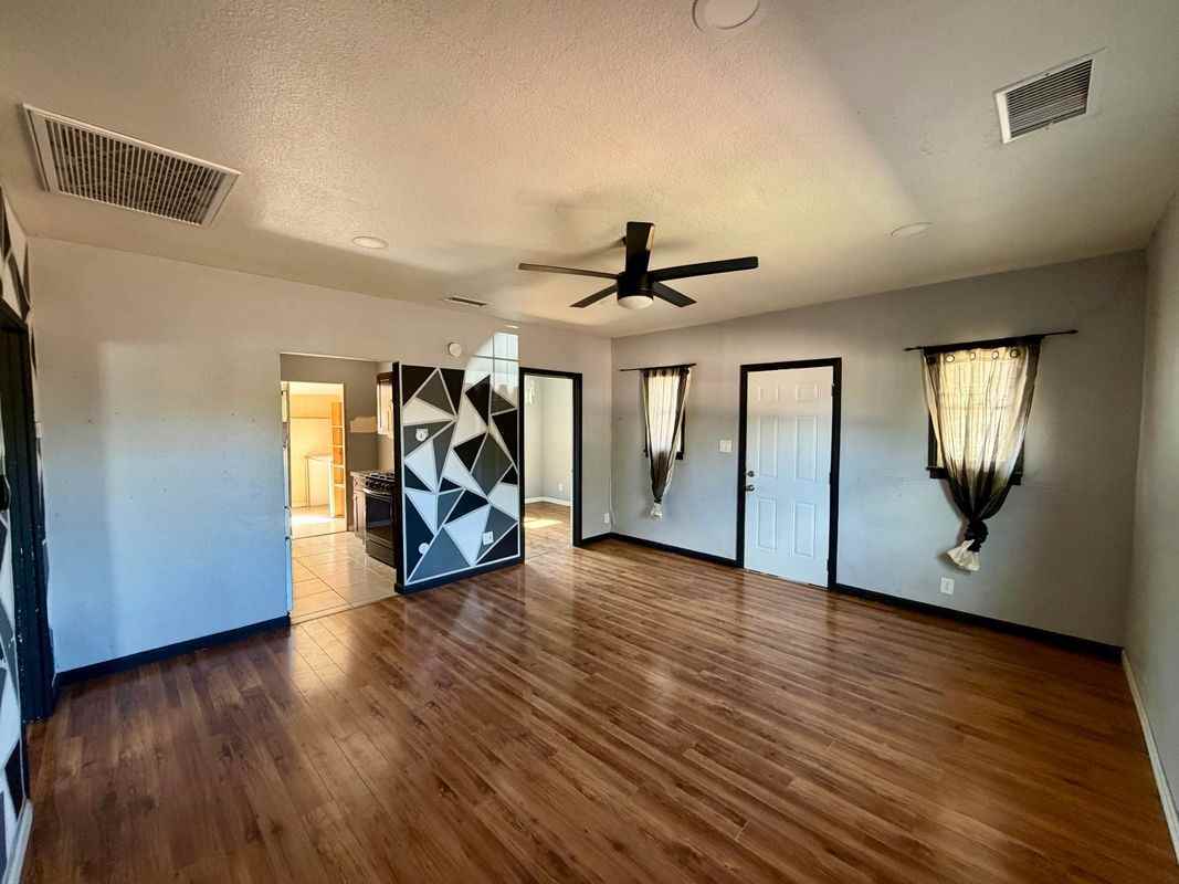 4264 Victoria Ave - Photo 4 of 20