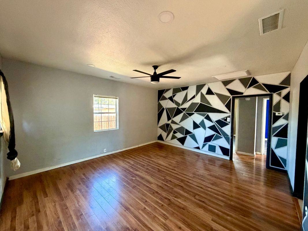 4264 Victoria Ave - Photo 5 of 20