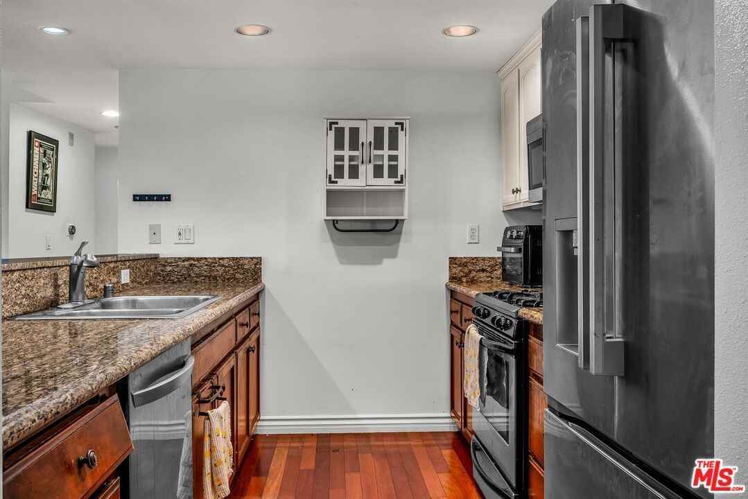 4832 Whitsett Ave ##202 - Photo 4 of 19