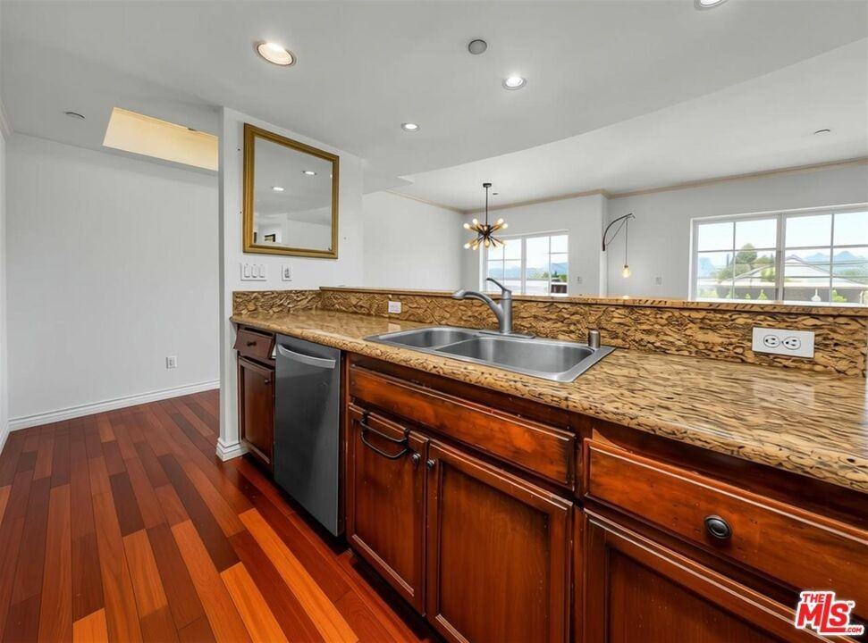 4832 Whitsett Ave ##202 - Photo 6 of 19