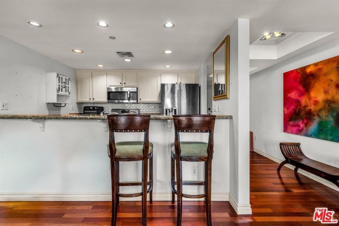 4832 Whitsett Ave ##202 - Photo 7 of 19