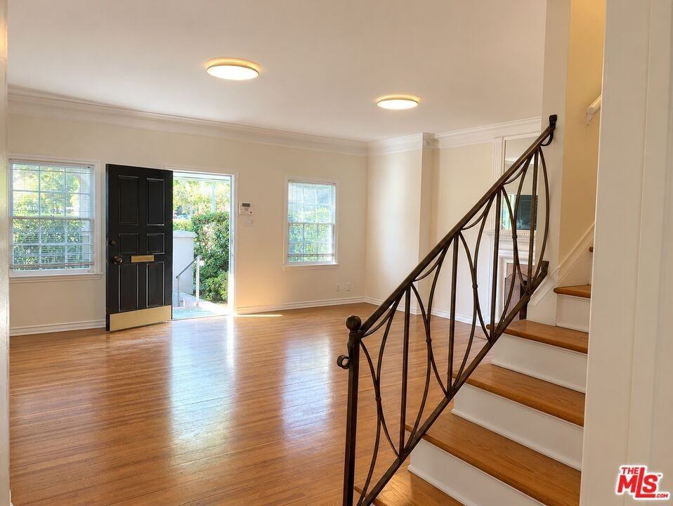 406 S Roxbury Dr - Photo 3 of 17