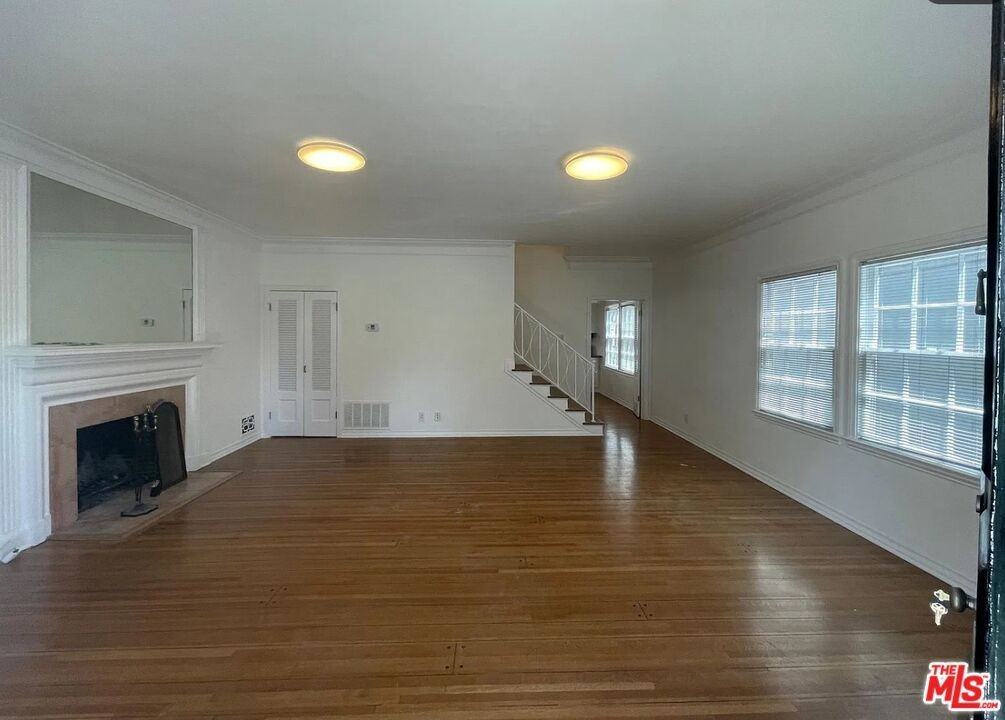 406 S Roxbury Dr - Photo 4 of 17