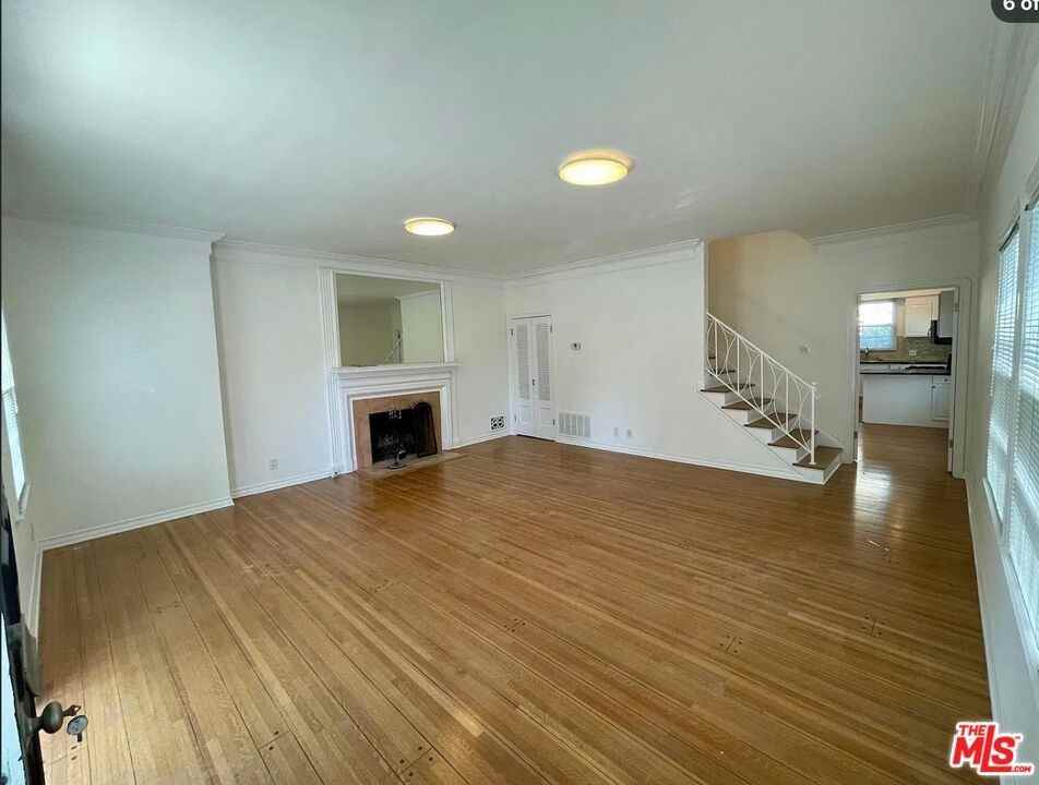 406 S Roxbury Dr - Photo 5 of 17