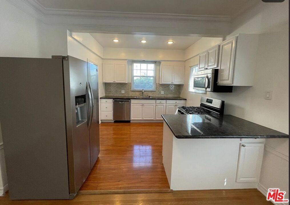 406 S Roxbury Dr - Photo 6 of 17