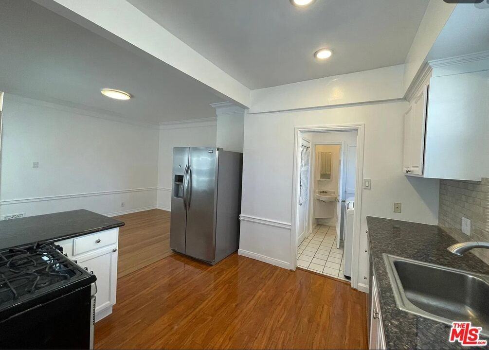 406 S Roxbury Dr - Photo 7 of 17